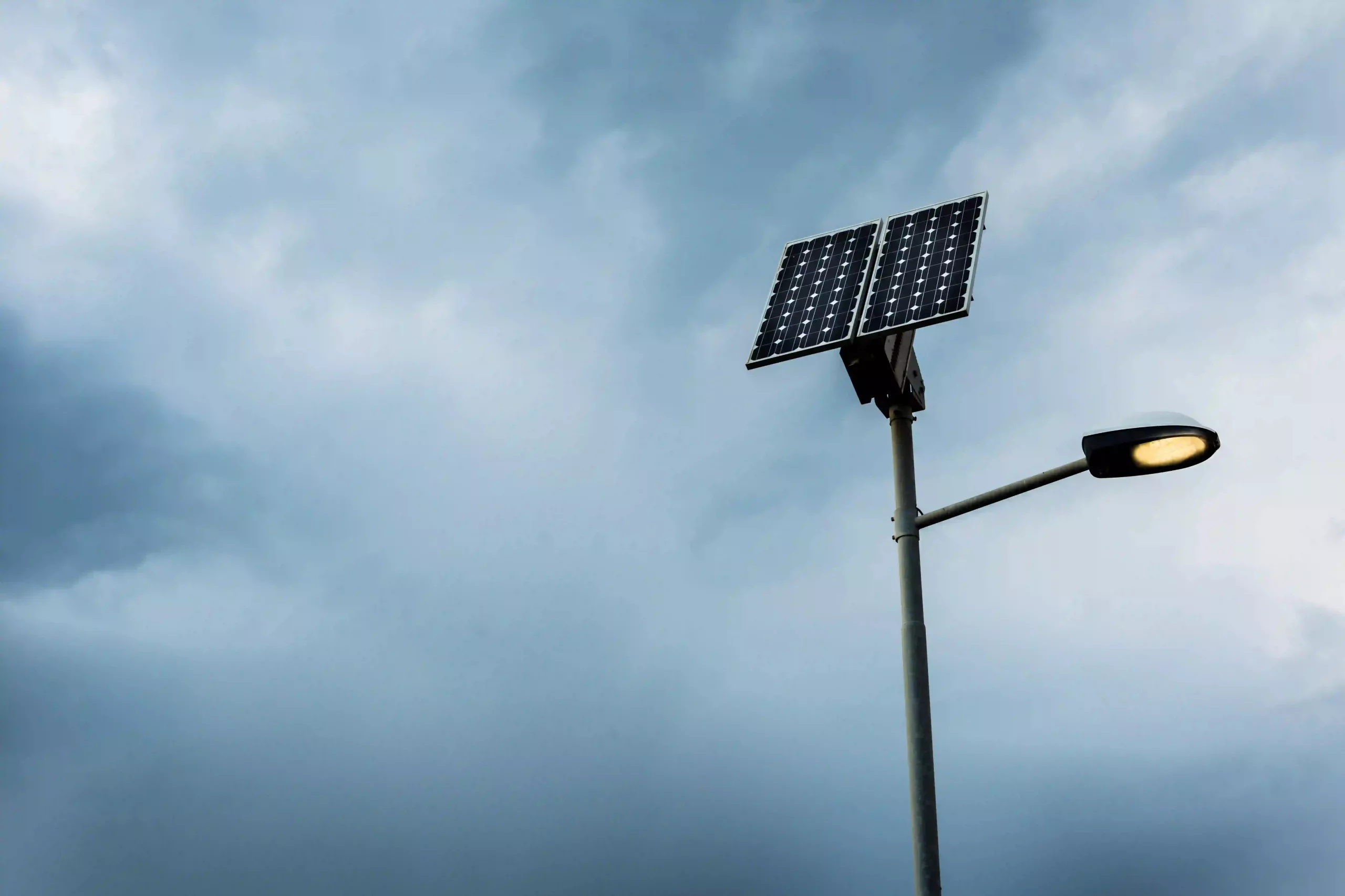 Even On Cloudy Days, Solar Lights Can Still Capture Sunlight And Generate Electricity.